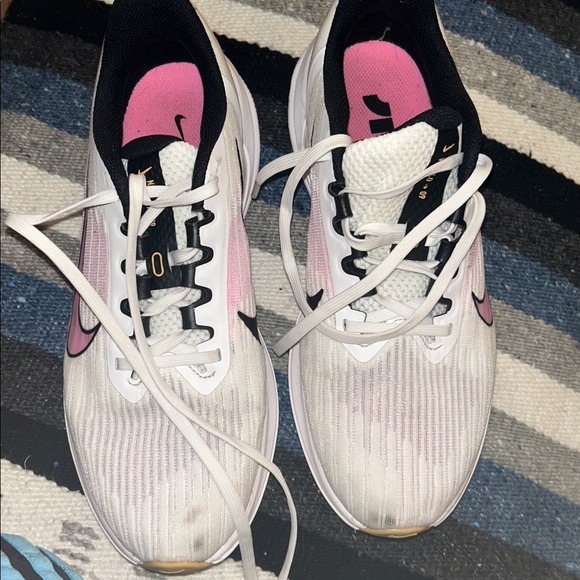 Nike Air Winflo 9 Women's White and Pink Athletic Shoes - Picture 7 of 10